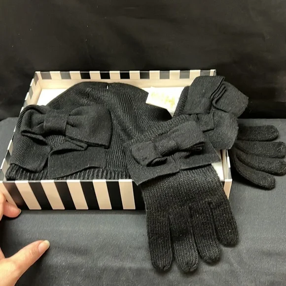 Kate Spade bow beanie and gloves, NWT m_6931cc47a9a44839c24f781d.jpg main image 4